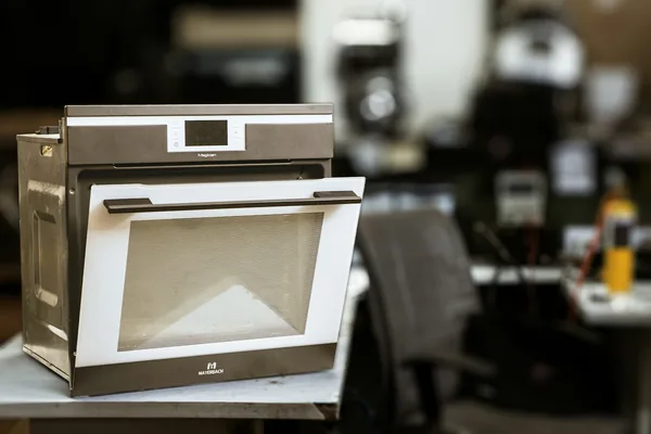 Forno elétrico de embutir em bancada de manutenção