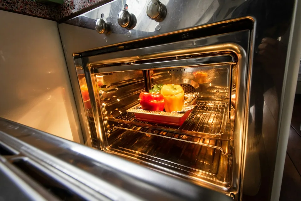 Interior de forno elétrico aceso com assadeira