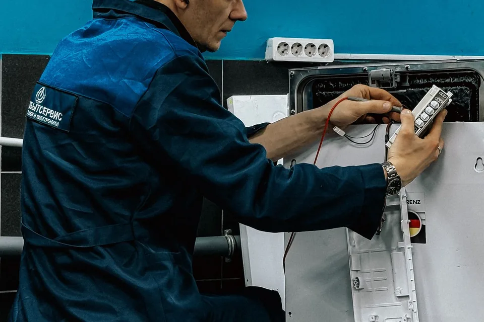 Técnico da Eletrolar consertando eletrodoméstico em Poços de Caldas